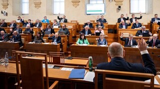 Senátoři schválili novelu zákona, která pomůže řešit krizovou personální situaci v armádě