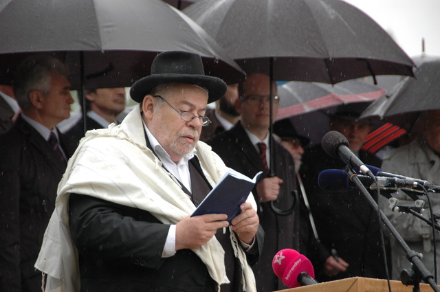 Karol Sidon, v pozadí Bohuslav Sobotka