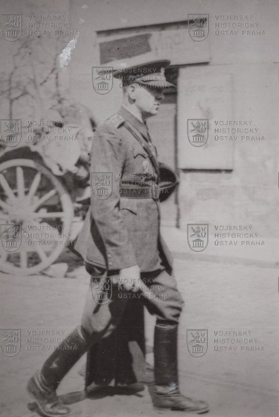 Fotografie - útočné vozy pražských povstalců