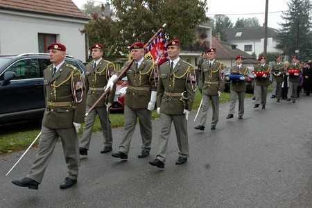Urna s ostatky Tomáše Sedláčka byla do rodinného hrobu uložena s vojenskými poctami