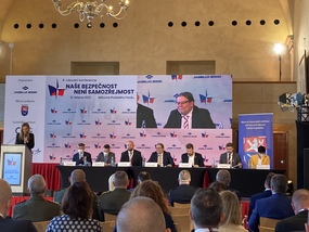 Konferenci završila debata politiků