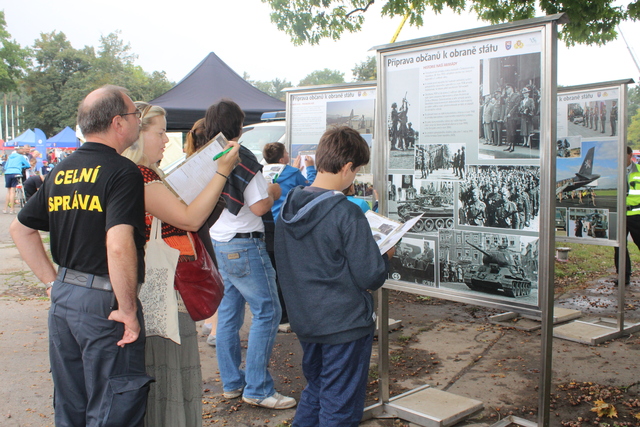  Soutěže v rámci projektu Příprava občanů k obraně státu zaujaly i dospělé návštěvníky
