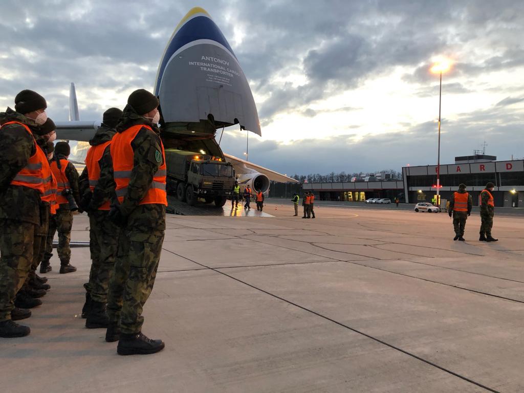 V Pardubicích přistál už potřetí letoun An-124 Ruslan se zdravotnickým materiálem z Číny
