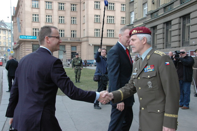 Náměstek Daniel Koštoval se zdraví s generálem Pavlem
