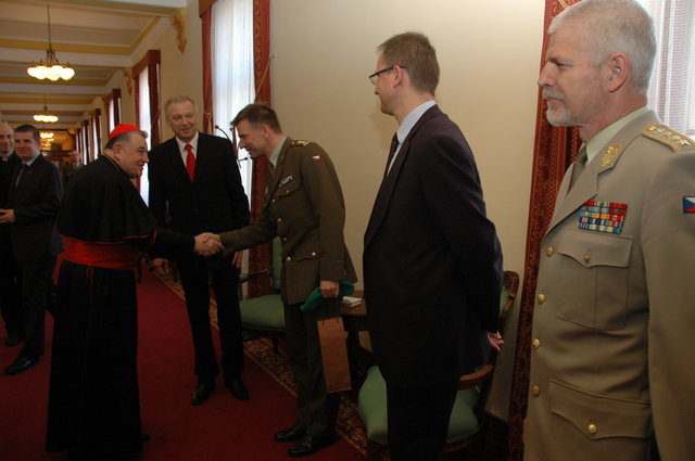 Dominik Duka se vítá s hlavním kaplanem AČR plukovníkem Janem Kozlerem, vedle něj stojí první náměstek ministra obrany Daniel Koštoval a náčelník Generálního štábu AČR generál Petr Pavel