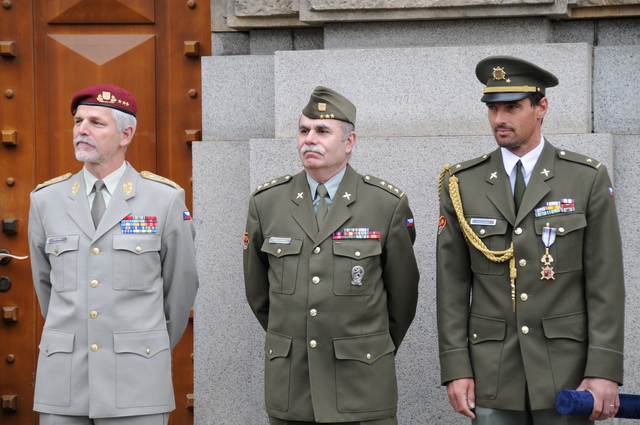 Generál Pavel, ředitel Dukly plk. Priščák a mjr. Šebrle