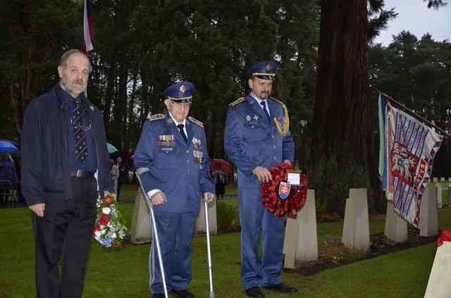  Uctění památky u památníku padlých Československých vojáků. Zprava PO SVK plk. Ing. Vladimír SAMEK, Československý veterán generálmajor Ivan SCHWARZ, zástupce svazu letců svobodného Československa Anthony POLAK.