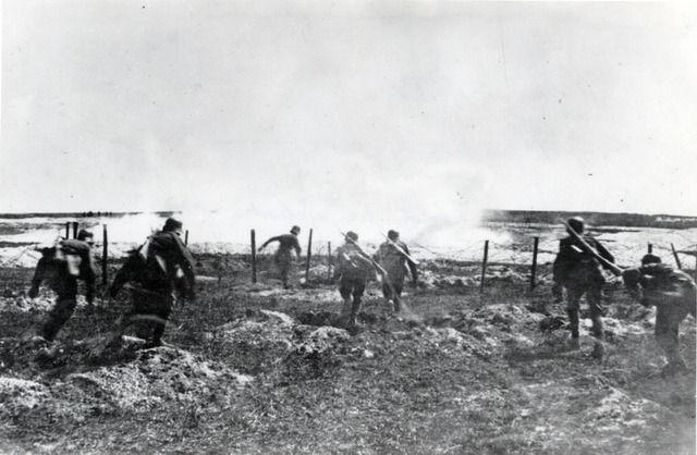 Rakouští vojáci v útoku. Foto sbírka VHÚ