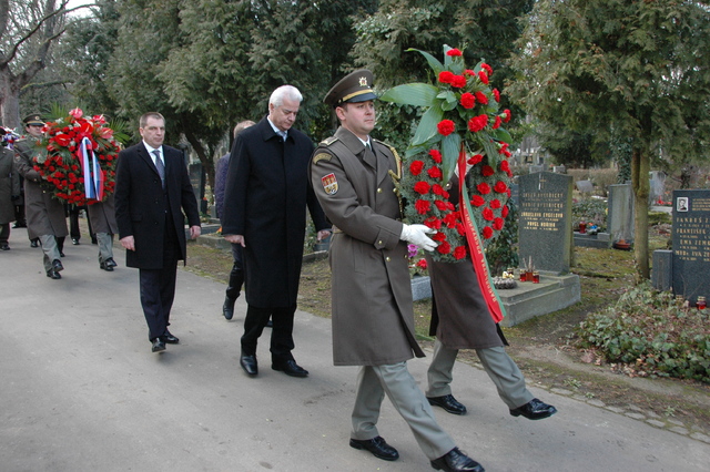 Desítky lidí si přišly na Olšanské hřbitovy připomenout Den obránců vlasti 1