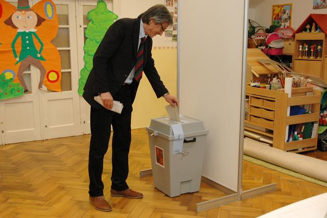 Ministr obrany odevzdal svůj hlas v základní škole U Studánky v sobotu 24. května krátce před desátou hodinou dopoledne