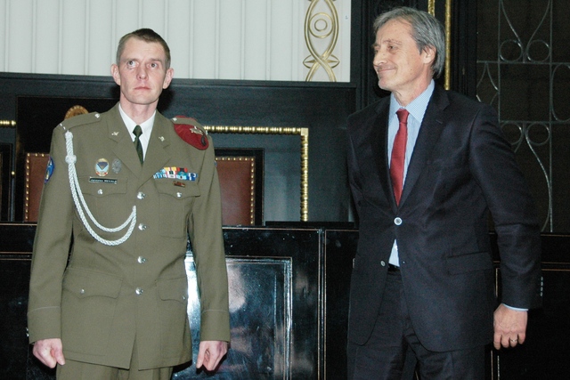 Ministr obrany Martin Stropnický a nrtm. Jaroslav Mevald (tehdy ještě jako desátník), kteří se setkali v listopadu 2014

