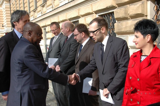 Ministr Stropnický představuje členy své delegace