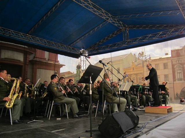  Díky neprůjezdné dálnici neměli hudebníci čas na přípravu před koncertem, což se na jejich výkonu vůbec neprojevilo