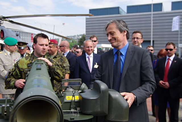 Ministr obrany Martin Stropnický při prohlídce ukázek Armády ČR. Resort obrany je největším vystavovatelem na IDET. 