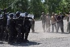  V rolích demonstrantů se střídali čeští i slovenští vojáci