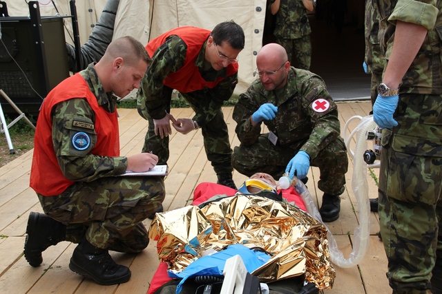 Porada lékařů při příjmu raněného