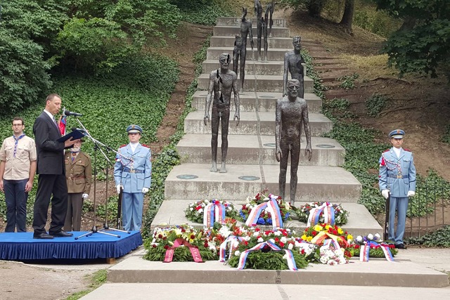 Z pietního vzpomínkového aktu u Pomníku obětem komunismu v Praze na Újezdě. 