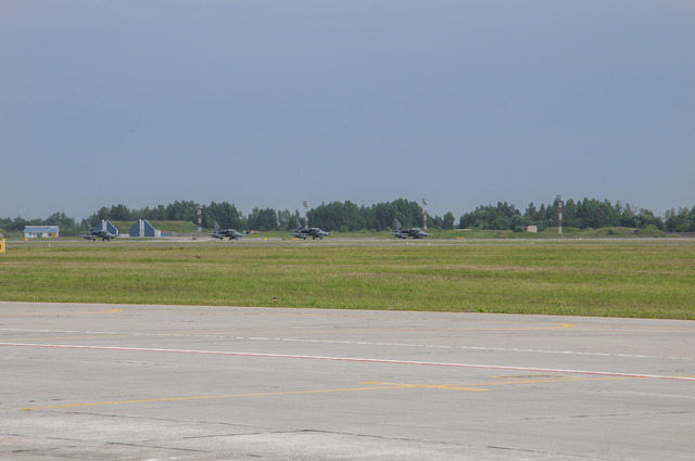 Stojánka na litevské základně Šiauliai se čtyřmi českými L-159