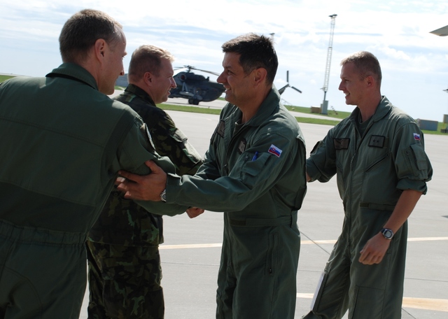 Řídící cvičení plukovník Miroslav Svoboda a jeho zástupce major Pavel Procházka se vítá s osádkou slovenského vrtulníku