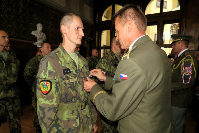 Vyznamenání příslušníkům AZ a vojákům, kteří se podílejí na jejich výcviku, předal brig. gen. Pavel Adam, ředitel Sekce rozvoje a plánování schopností Ministerstva obrany.