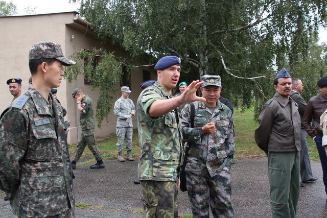  Major Michal Voltr popisuje delegaci scénář výcviku FAC