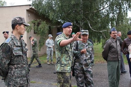 Vojenští a letečtí přidělenci navštívili cvičení Ample Strike2015