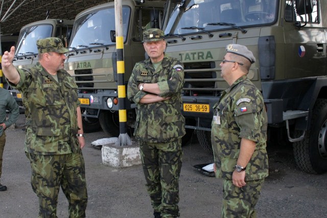 Genpor. Bečvář si prohlédl park vojenské techniky 141. zásobovacího praporu v doprovodu velitele Pozemních sil AČR genmjr. Jána Gurníka a zástupce velitele 14. pluku logistické podpory plk. Karla Zapletala