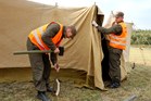 Při výstavbě humanitární základny vojáci zatloukli téměř 1 000 železných stanových kolíků 