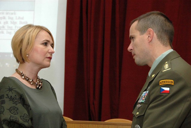 Poslankyně Jana Černochová a ředitel Ředitelství speciálních sil MO plk. Karel Řehka