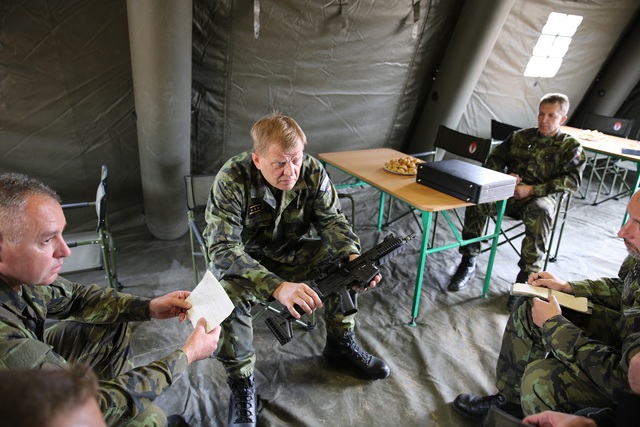  Prezentace moderní automatické útočné pušky CZ BREN 2 se zúčastnili náčelník Generálního štábu AČR generálporučík Josef Bečvář a velitel 7. mechanizované brigády plk. gšt. Josef Kopecký