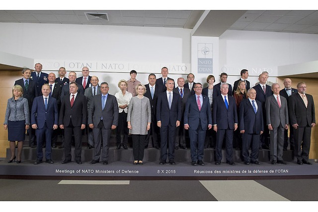 Společná fotografie ministrů obrany NATO