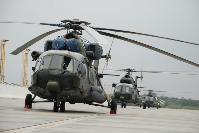  Vrtulníky Mi-171š na stojánce v Náměšti krátce před vzletem