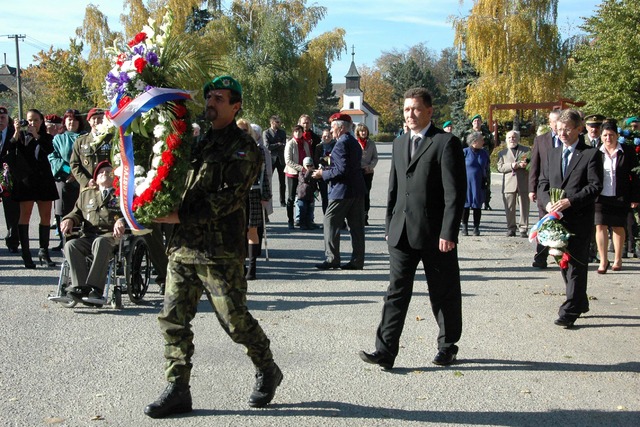 Státní tajemník MO Petr Vančura před položením věnce k pomníku obětí světových válek