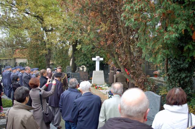 Z průběhu pietního aktu u hrobu leteckého maršála RAF Karla Janouška