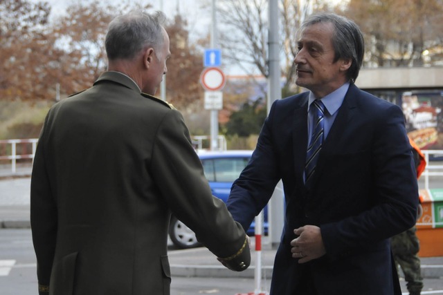 Ministra obrany Martina Stropnického vítá na generálním štábu zástupce náčelníka Generálního štábu - inspektor ČR generálmajor Jaroslav Kocián