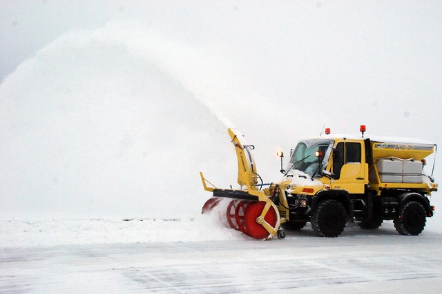 Dalším velkým pomocníkem při úklidu je sněhová fréza se sypačem vozovek. Sníh je odhazován gejzíry na travnatou plochu.V letních měsících se fréza vymění za mulčovací zařízení k sečení travnatých ploch. 