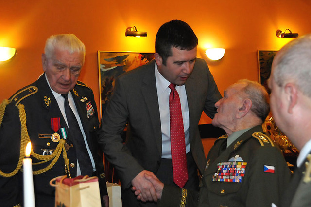 Oslavenci přišel poblahopřát také předseda Poslanecké sněmovny Parlamentu ČR Jan Hamáček, který se také pozdravil s gratulanty a kamarády generála Bočka. Na snímku s jubilantem a v rozhovoru s generálem Jaroslavem Klemešem