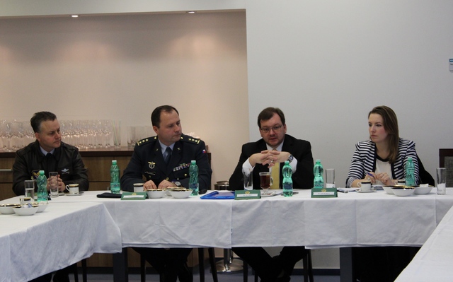 Ze setkání studentů Air War College s hlavními funkcionáři AČR, uprostřed Jan Jireš ze Sekce obrané politiky a strategie Ministerstva obrany