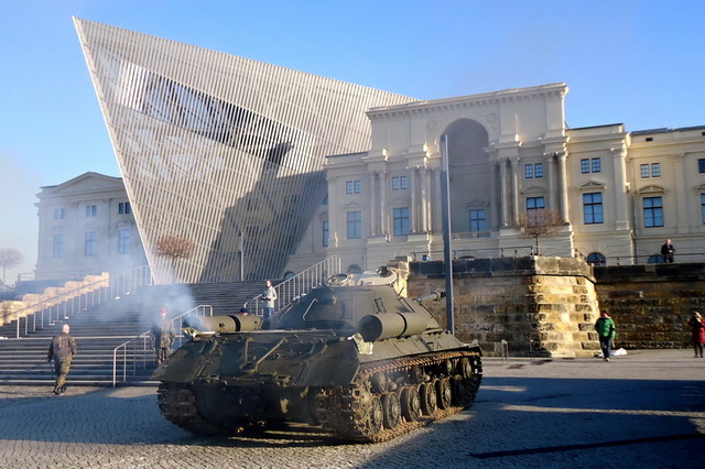 Tank IS-3 před drážďanským muzeem, kterému dal novou podobu americký architekt Daniel Libeskind. Špička klínu, který původní budovu zbrojnice "rozřízl" na dvě části, míří na místo na obloze, odkud 13. února 1945 začaly spojenecké letouny bombardovat saskou metropoli a sklon jeho stěn údajně odpovídá úhlu, pod nímž na město bomby dopadaly a změnily ho na konci druhé světové války v ruiny. 