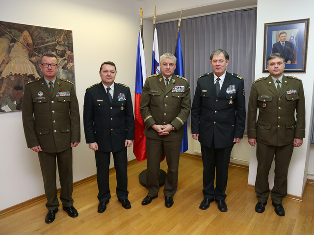 Ukončení cvičení BLED 2016 za účasti: zleva zástupce ředitele SOC MO plukovník gšt. Štefan Muránský, zástupce náčelníka GŠ Slovinských OS generálmajor Alan Geder, zástupce náčelníka GŠ AČR generálporučík František Malenínský, náčelník štábu Slovinských OS generálmajor Andrej Osterman a plukovník Miroslav Heger 
ze Sekce podpory MO 
