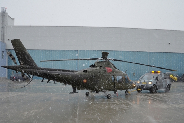  Belgický vrtulník již bezpečně před opravárenskou halou