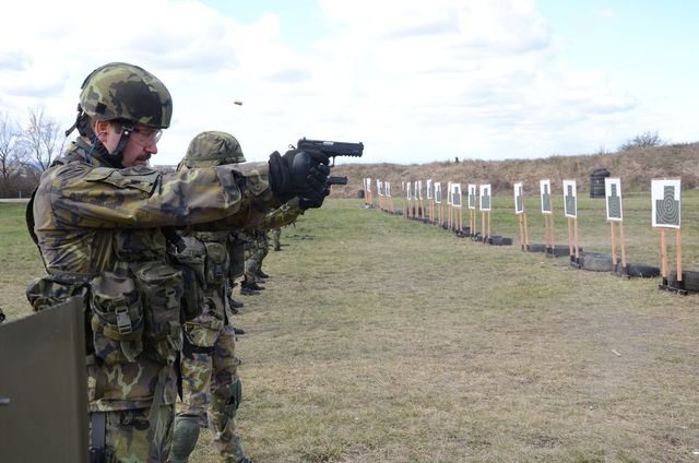 Právník brigády při střelbě z pistole