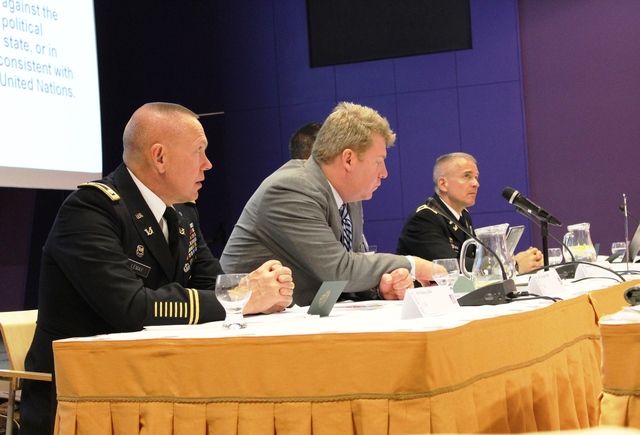  Instruktoři z amerického Obraného institutu mezinárodních právních studií