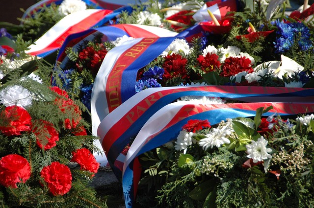 Věnce k jednotlivým památníkům položili také zástupci Kanceláře prezidenta republiky a Parlamentu ČR