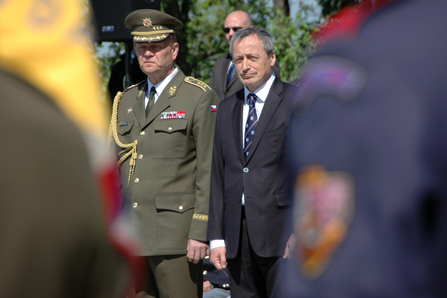 Ministr obrany a náčelník Generálního štábu sledují ceremoniál položení věnců