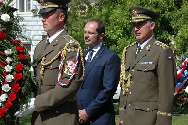 Resort obrany reprezentovali náměstek ministra obrany pro řízení sekce ekonomické a majetkové Pavel Beran a zástupce náčelníka Generálního štábu – inspektor AČR generálmajor Jaroslav Kocián.