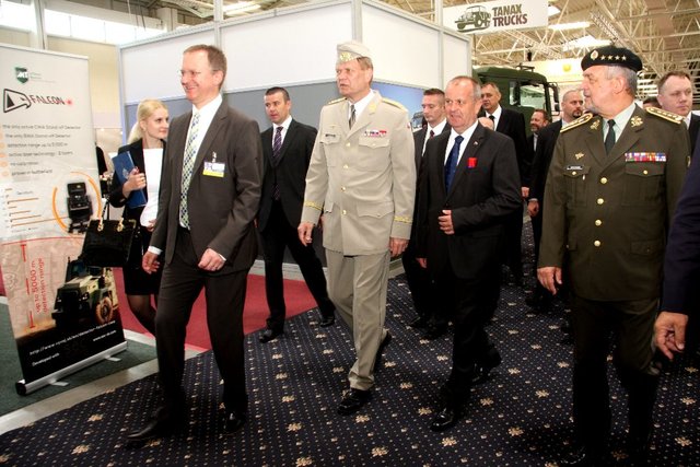  Zástupci českých a slovenských ministerstev obrany během prohlídky veletrhu