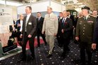  Zástupci českých a slovenských ministerstev obrany během prohlídky veletrhu