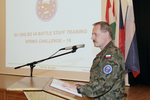 Genmjr. Cezary Podlasiński, velitel Centra řízení pozemních operací a zároveň v Battlegroup V4 velitel OHQ