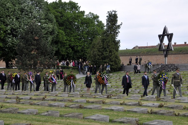 Terezínské tryzny se zúčastnilo celkem 76 delegací, které zde uctily památku obětí ghetta